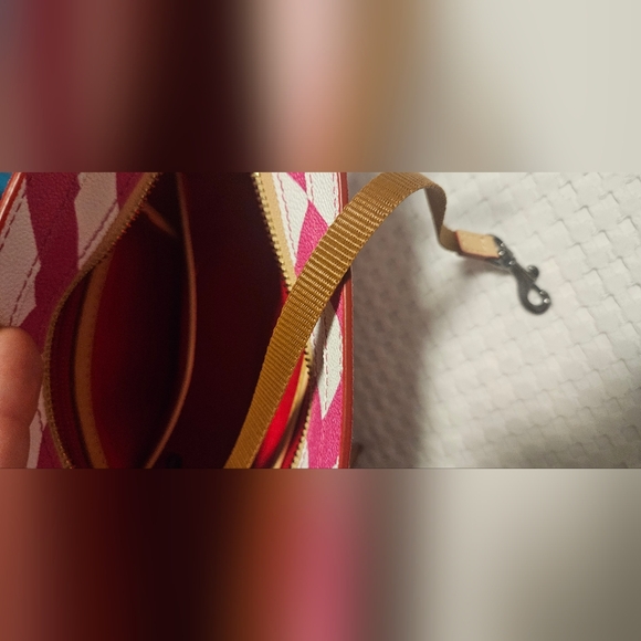 NWT Dooney & Bourke Small Zip Crossbody- Chevron Fuchsia/White - Picture 11 of 12